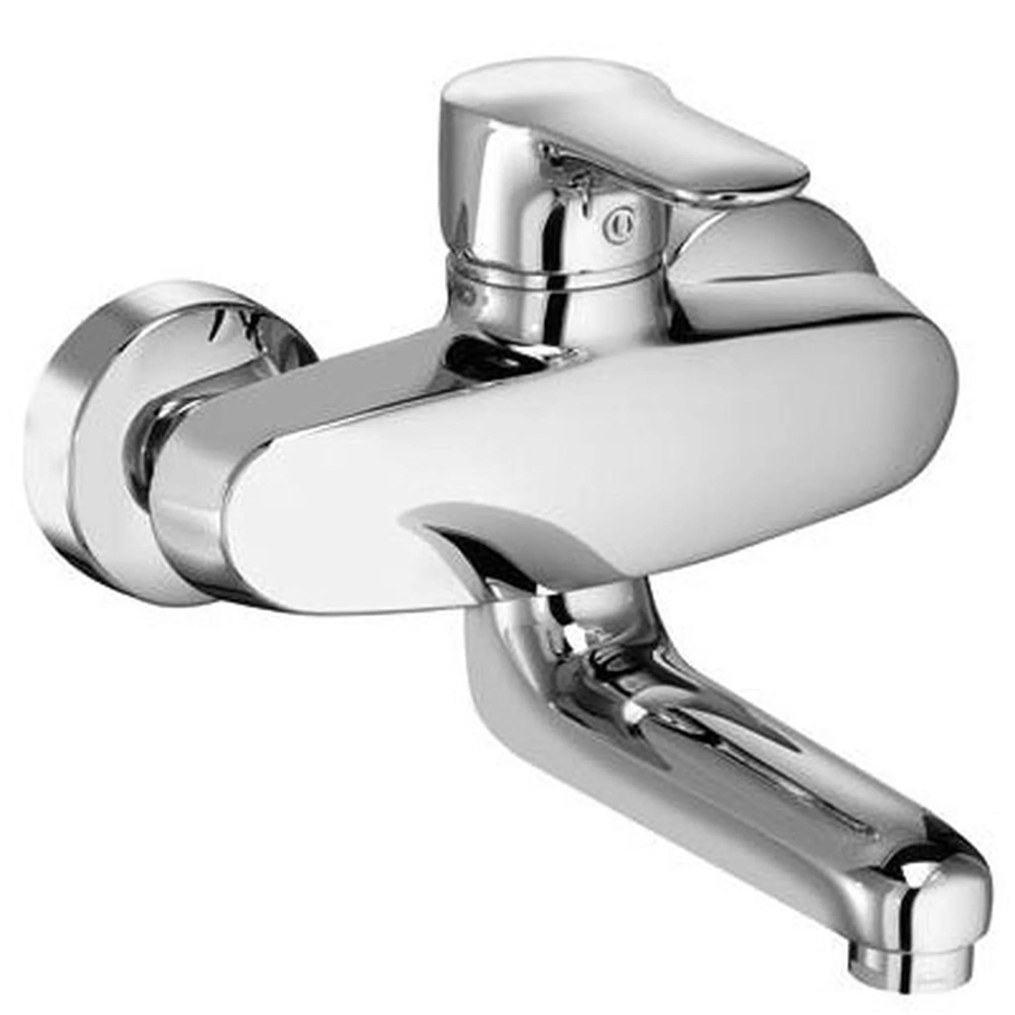 Verchromter an der Wand montierter Badezimmerwasserhahn mit Einzelhebelgriff und gebogenem Auslauf auf weißem Hintergrund.