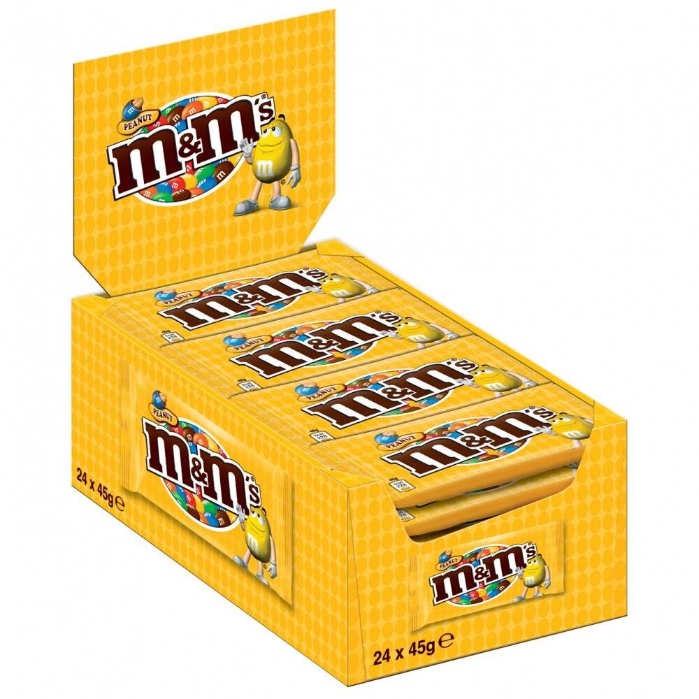 Offene Displaybox mit Erdnuss-M&M's Süßigkeitenpaketen, zeigend 24 x 45g gelbe Packungen mit dem M&M's Logo und der Figur.