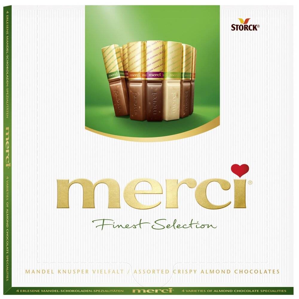 Merci Finest Selection Schachteln mit sortierten knusprigen Mandel-Schokoladen mit vier Schokoladen-Sorten auf einem grünen Feld dargestellt.