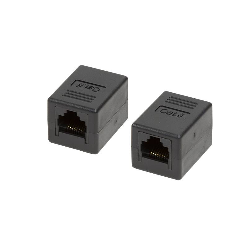 Zwei graue RJ45-Ethernet-Koppler-Adapter auf schwarzem Hintergrund.