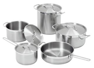 Sortiertes Edelstahlkochgeschirr-Set: Töpfe, eine Kasserolle und eine Bratpfanne mit Deckeln und Griffen auf weißem Hintergrund.
