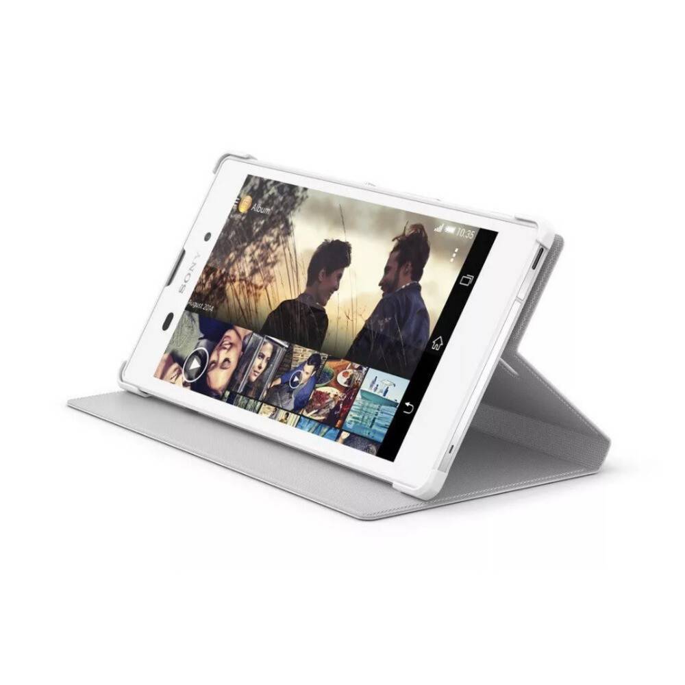 Weiße Tablette in einem Klappstnder, auf der eine Video- oder Fotogalerie-Schnittstelle mit zwei Personen auf dem Bildschirm und Miniaturvorschaubildern darunter angezeigt wird.