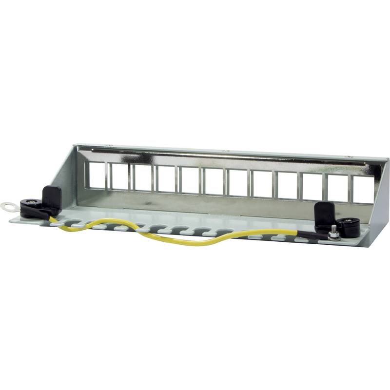 Ein Metallpanel mit mehreren rechteckigen Schlitzen, das typischerweise zur Organisation und Verwaltung von Netzwerkkabeln in Netzwerkumgebungen verwendet wird.