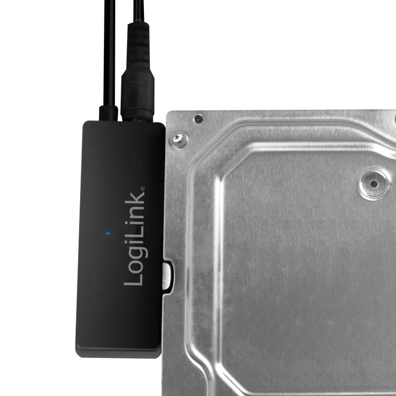 LogiLink externer Adapter an einem Metall-Laufwerksgehäuse befestigt, mit Kabeln, die oben angeschlossen sind.