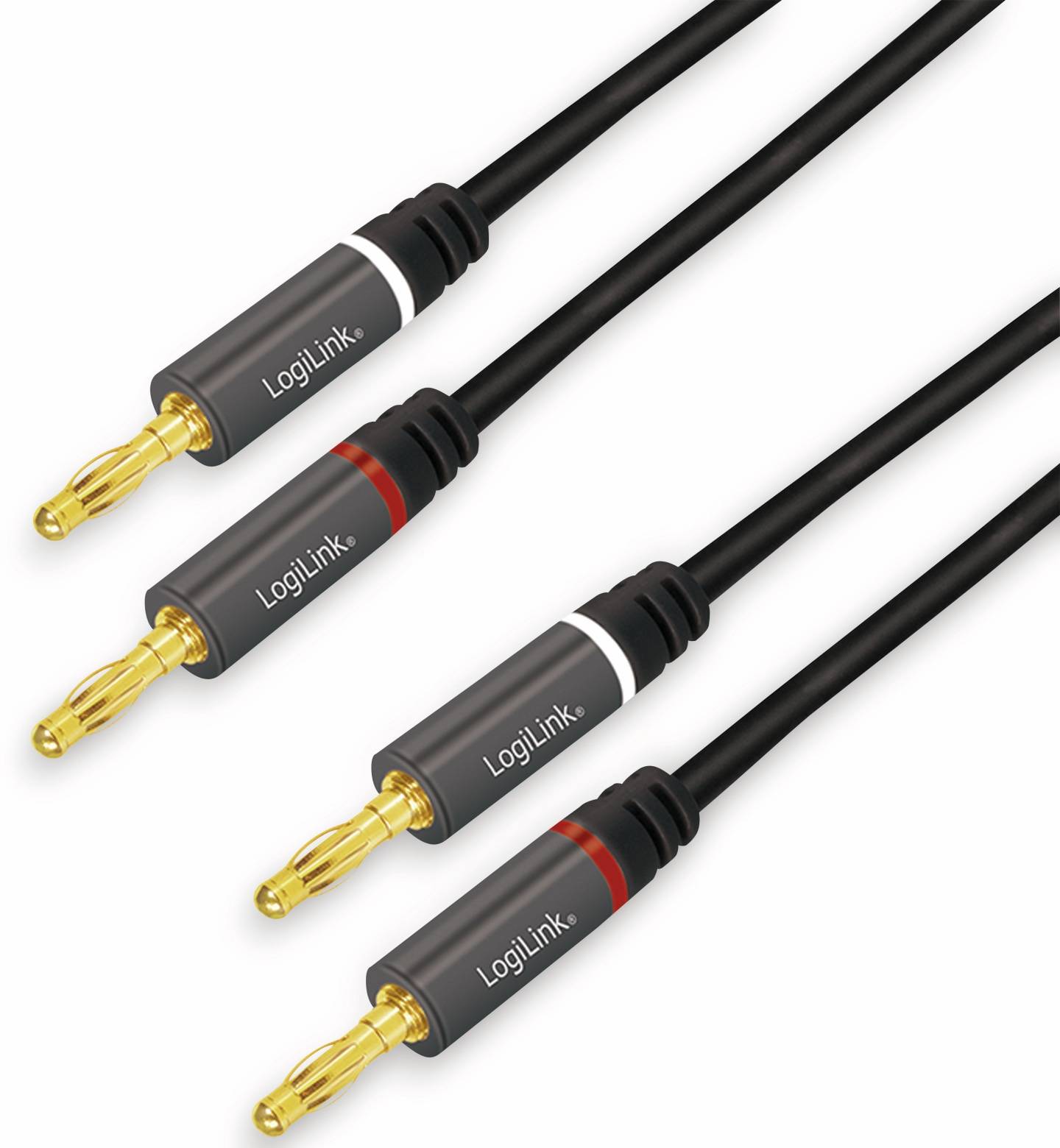 Vier schwarze 3,5-mm-Audiokabel mit vergoldeten Steckern, zwei mit weißen Ringen gekennzeichnet und zwei mit roten Ringen, diagonal auf weißem Hintergrund angeordnet.