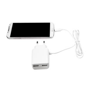 Smartphone, das mit einem Kabel an ein weißes USB-Wandladegerät angeschlossen ist, auf einem einfachen weißen Hintergrund dargestellt.