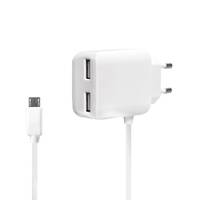 Weißes USB-Wandladegerät mit zwei USB-A-Anschlüssen und angeschlossenem Kabelende daneben, isoliert auf weißem Hintergrund.