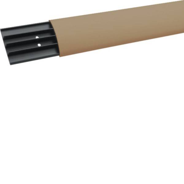 Eine lange, rechteckige beige Abdeckung gibt einen teilweise sichtbaren schwarzen, geschlitzten Innenbereich mit kleinen kreisförmigen Löchern frei.