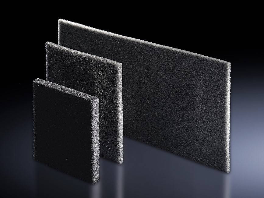 Drei schwarze Schaumstoffplatten in unterschiedlichen Größen, aufrecht gegen einen dunklen Hintergrund gestellt. Die Platten sind rechteckig und strukturiert.