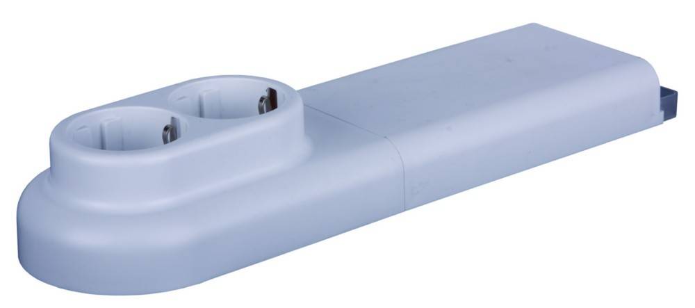 Ein weißer europäischer Netzsteckeradapter mit einer einzelnen Steckdose, für kompakte Wandmontage, aus einem Blickwinkel betrachtet.