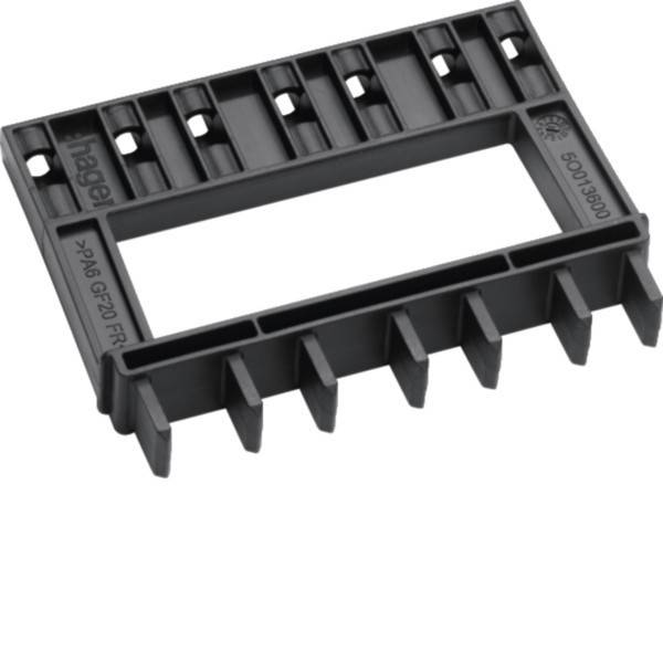 Ein schwarzer, rechteckiger Kunststoffrahmen, der zur Montage von elektronischen Komponenten konzipiert ist, mit der Beschriftung 'Hager'. Ausgestattet mit mehreren Schlitzen und Rillen.