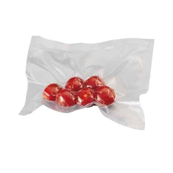 Fünf rote Tomaten in einer durchsichtigen Vakuumverpackung versiegelt, isoliert auf einem weißen Hintergrund.