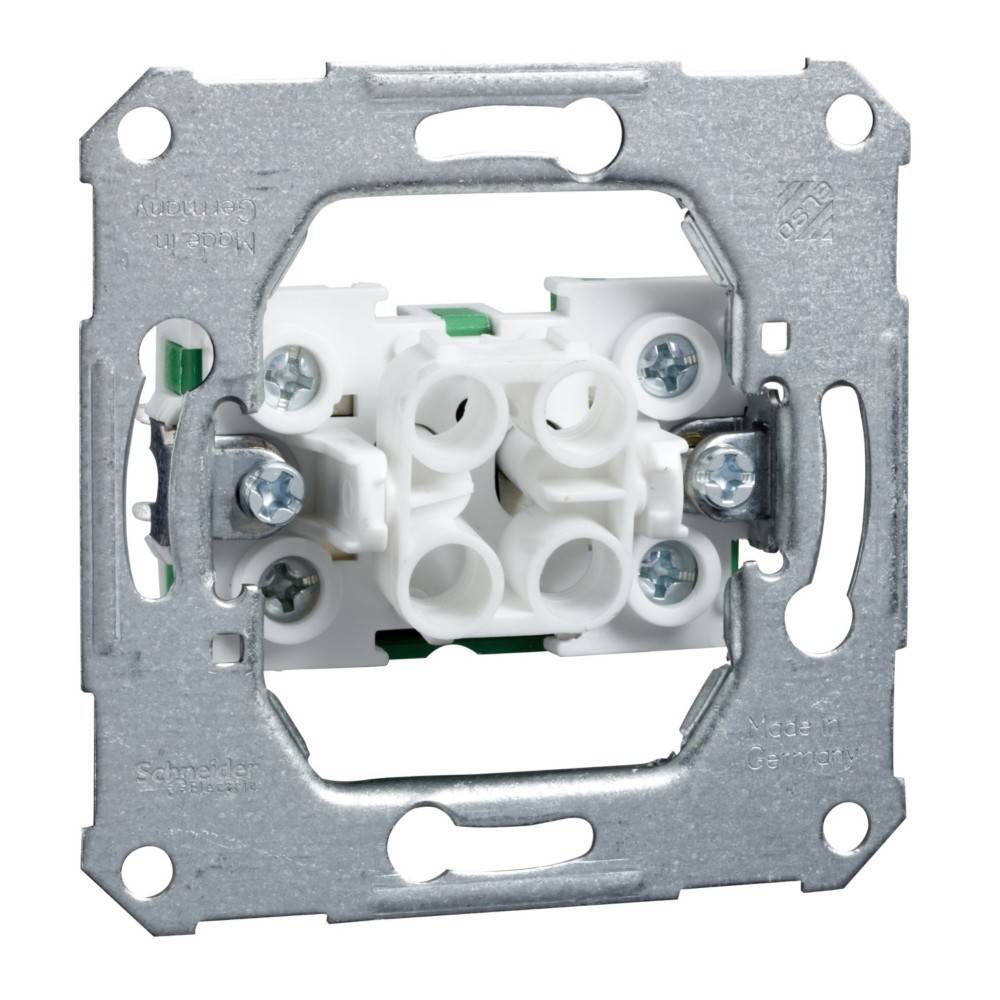 Metallischer elektrischer Montagerahmen mit einer weißen Kunststoffkomponente und Schraubenbefestigungen, verwendet zum Befestigen von Elektroauslässen oder Schaltern.