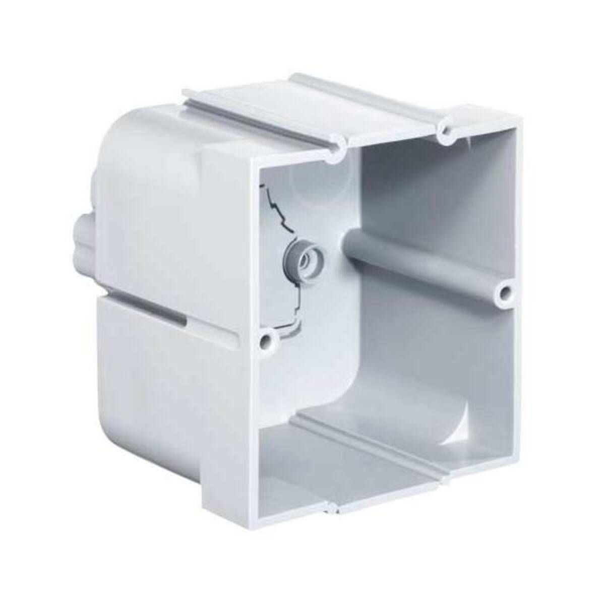 Eine weiße, rechteckige Kunststoff-Elektroverteilerdose mit Öffnungen für Kabel und Befestigungsmöglichkeiten wird vor einem einfarbigen Hintergrund dargestellt.