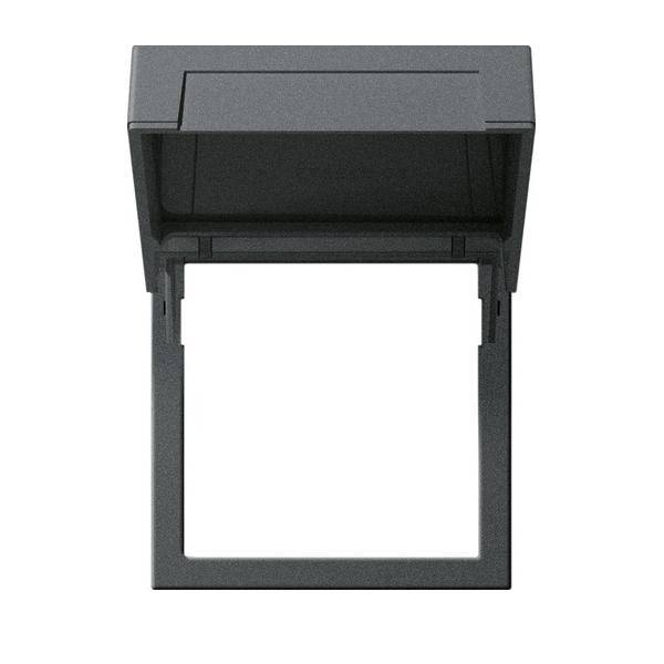 Ein grauer, offener Wandsteckdosendeckel mit rechteckiger Öffnung, von vorne betrachtet, der den Raum zeigt, in dem eine Steckdose installiert werden würde.