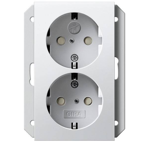 Doppel-Elektrosteckdose mit Erdung, Marke GIRA, in einem metallischen Rahmen zur Wandmontage.