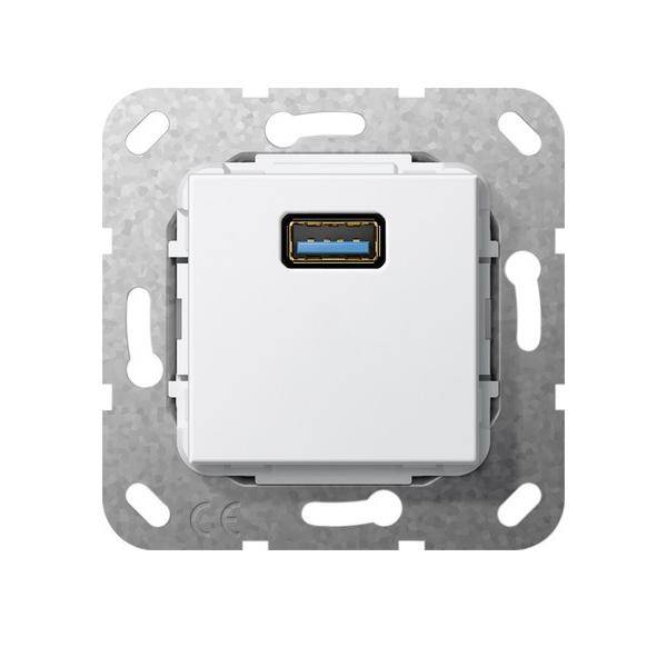 Eine weiße USB-Wandsteckdose mit einem einzelnen Anschluss, eingebaut in einen metallischen Rahmen, entwickelt für direktes USB-Laden in einem Haus oder Büro.