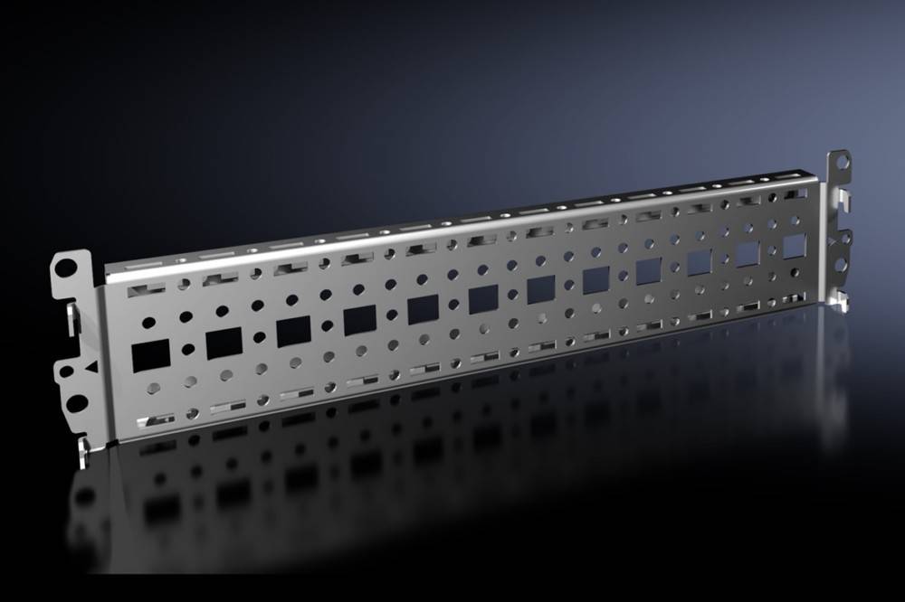 Ein gelochter Metallträger vor einem verlaufenden dunklen Hintergrund, der sein detailliertes Muster aus gleichmäßig angeordneten Löchern präsentiert.