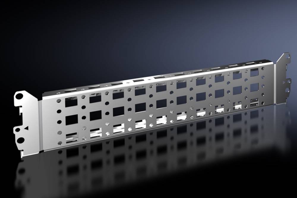 Eine Metallgitterstruktur mit rechteckigen Ausschnitten steht vor einem dunklen Verlaufshintergrund, wobei ihr geometrisches Design und ihre reflektierende Oberfläche betont werden.