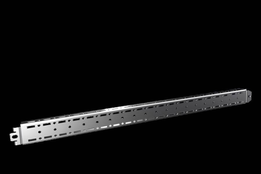 Silberner Metallträger mit gleichmäßig angeordneten rechteckigen Ausschnitten, diagonal angewinkelt vor einem schwarzen Hintergrund. Das Design wirkt durchlöchert.