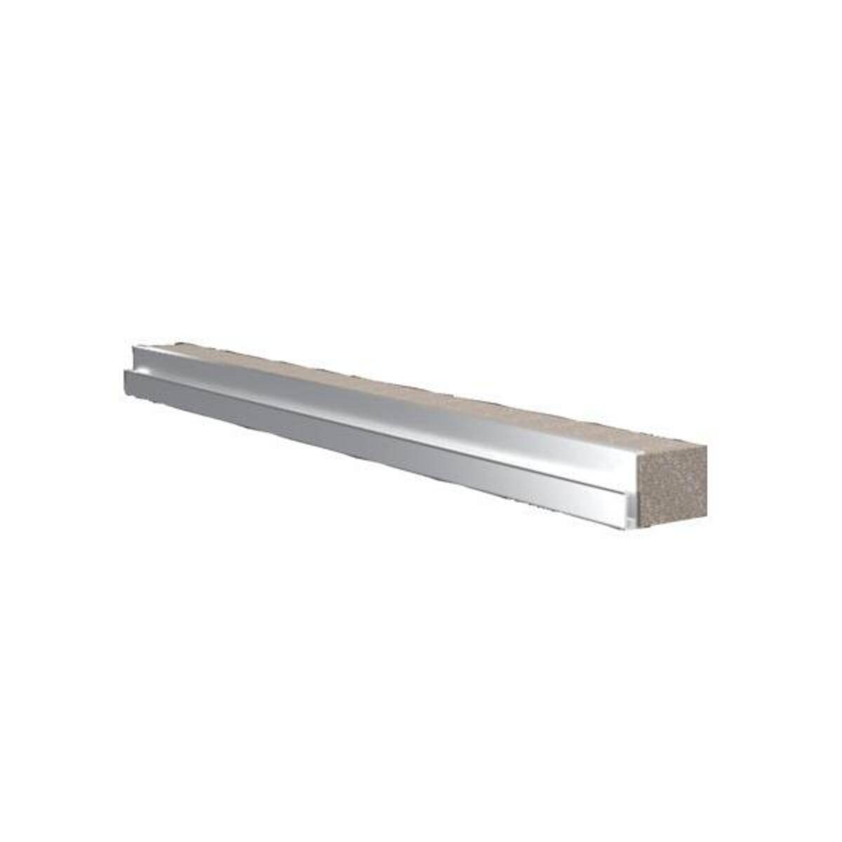 Lange silberfarbene Metallleiste oder Zierleiste in Perspektive auf weißem Hintergrund, mit beiger Endkappe.
