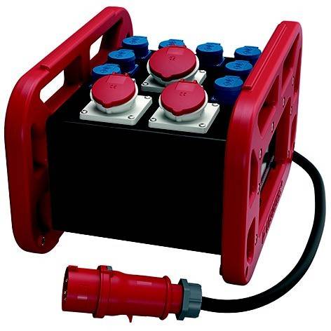 Tragbarer industrieller Stromverteilungskasten mit roten Griffen und mehreren blauen und roten Steckdosen sowie angeschlossenem Kabel und Stecker.