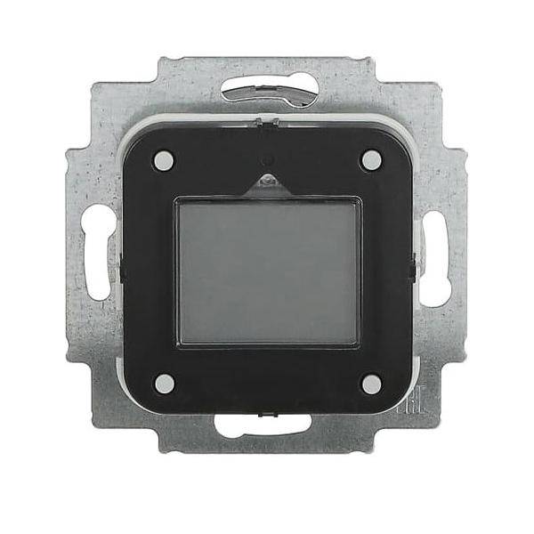 „Bild eines schwarzen und metallischen, wandmontierten Schalterrahmens mit quadratischem Zentrum, der zur Aufnahme von Lichtschaltern oder Steckdosen verwendet wird.