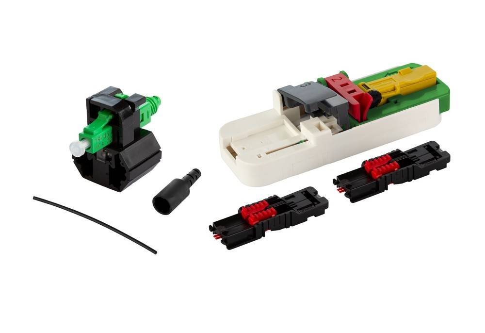 Eine Glasfaserspleißverbindungsbox mit verschiedenen Komponenten, einschließlich Anschlüssen, Gehäusen und Hülsen, zum Verbinden und Schützen von Kabeln.