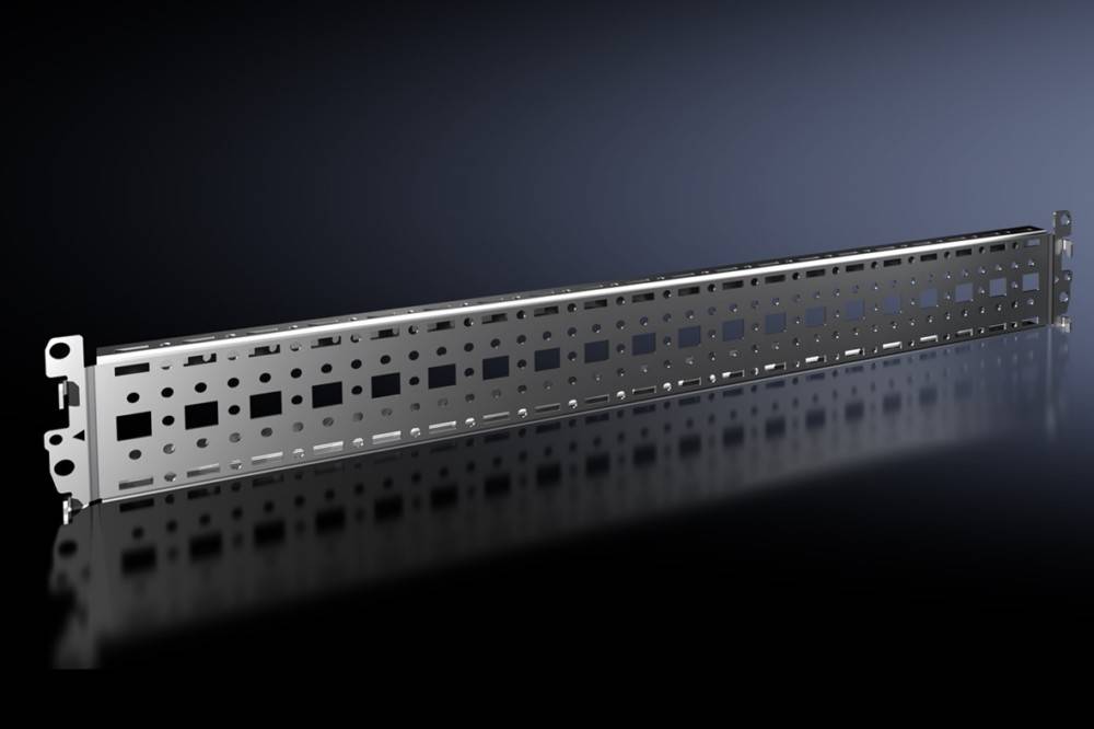 Ein Metallstreifen mit Lochung, versehen mit quadratischen und rechteckigen Öffnungen, vor einem dunklen Verlaufshintergrund. Verwendet in der Bau- oder Ingenieurbranche.