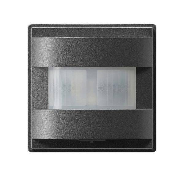 Ein quadratischer, schwarzer Infrarot-Bewegungssensor mit einem leicht eingelassenen, transluzenten Fenster zur Bewegungserkennung.