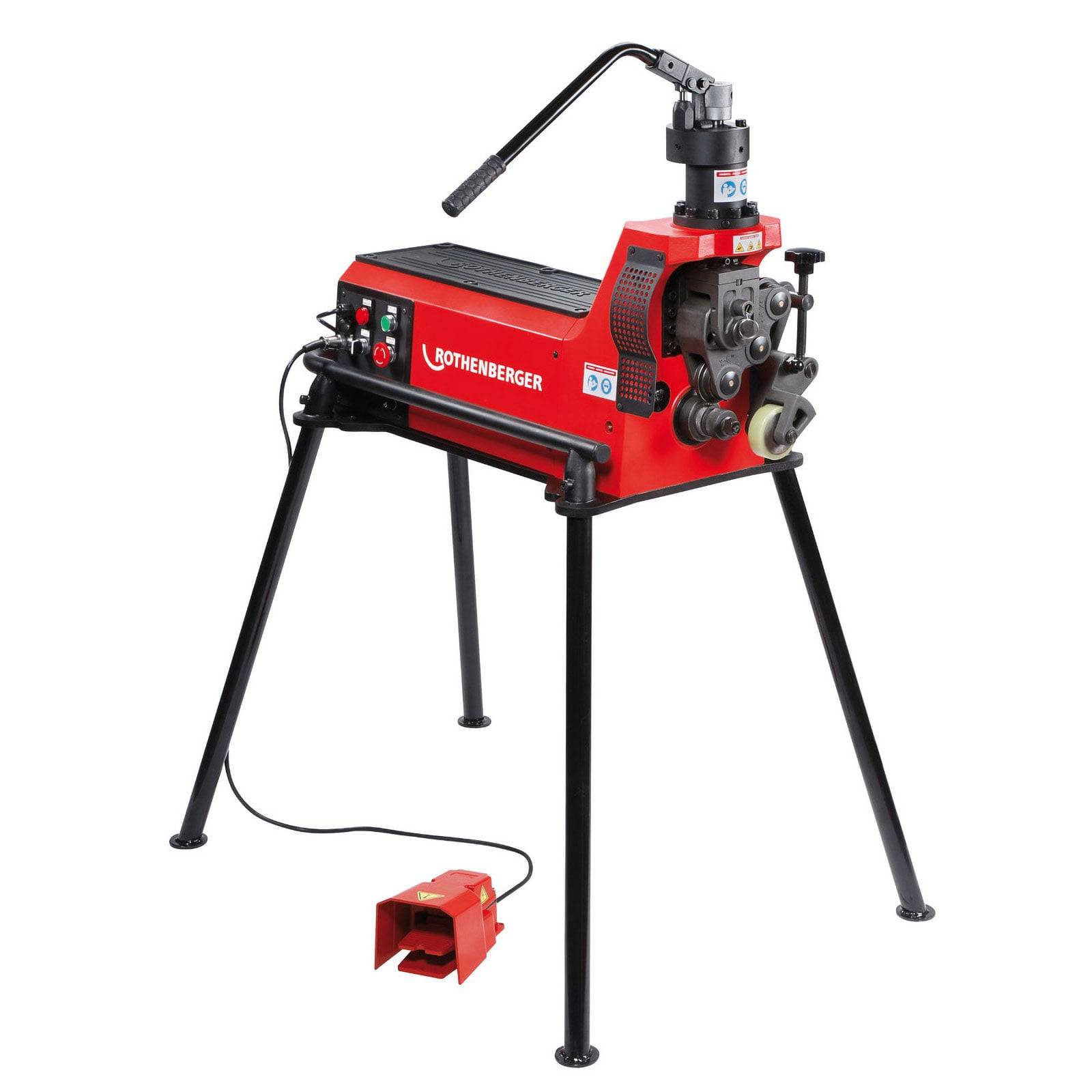 Eine rot-schwarze Rohrdrehmaschine auf einem Dreibeinständer mit Fußpedal und Hebel.