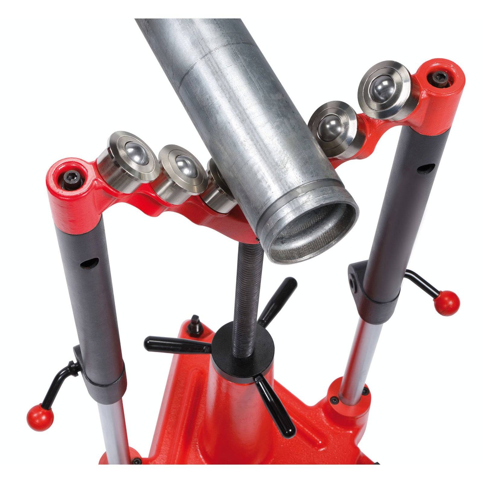 Eine Gewindeschneidemaschine mit einer montierten Metallrohrleitung. Rote Griffe und Rollen stützen das Rohr für das Gewindeschneiden oder die Anpassung.