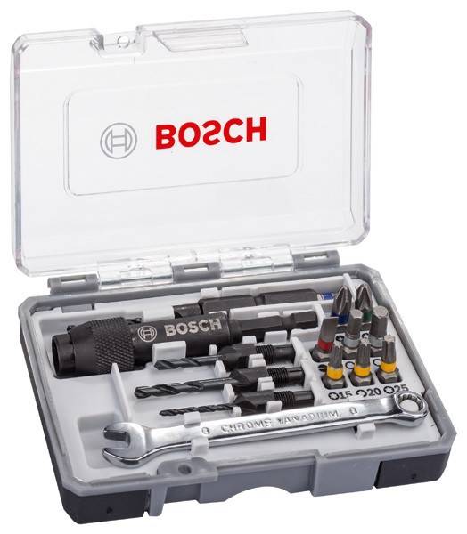 Eine Bosch Werkzeugkassette, geöffnet, zeigt einen Satz Bohrer, eine Bohrfutter, einen Schraubenschlüssel und verschiedene Schrauberaufsätze, die sorgfältig in einer Kunststoffbox angeordnet sind.