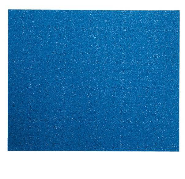 Ein Stück blaues Schleifpapier mit grober Textur, das üblicherweise zum Schleifen oder Glätten von Oberflächen verwendet wird.