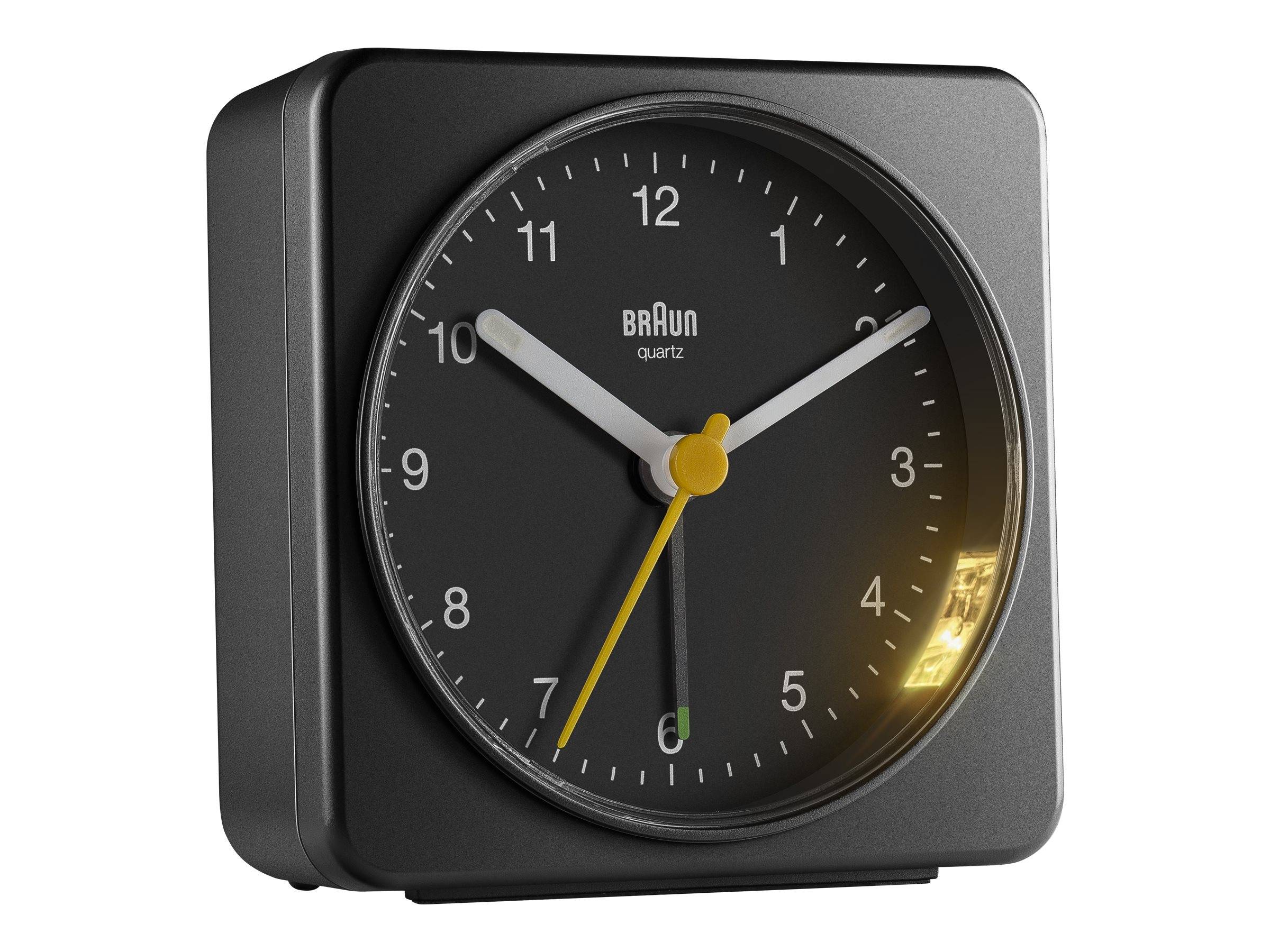 Schwarze Braun-Quarz-Analog-Wecker mit weißen Ziffern und Zeigern, zeigt etwa 10:10 Uhr, in schwarzem quadratischem Gehäuse.
