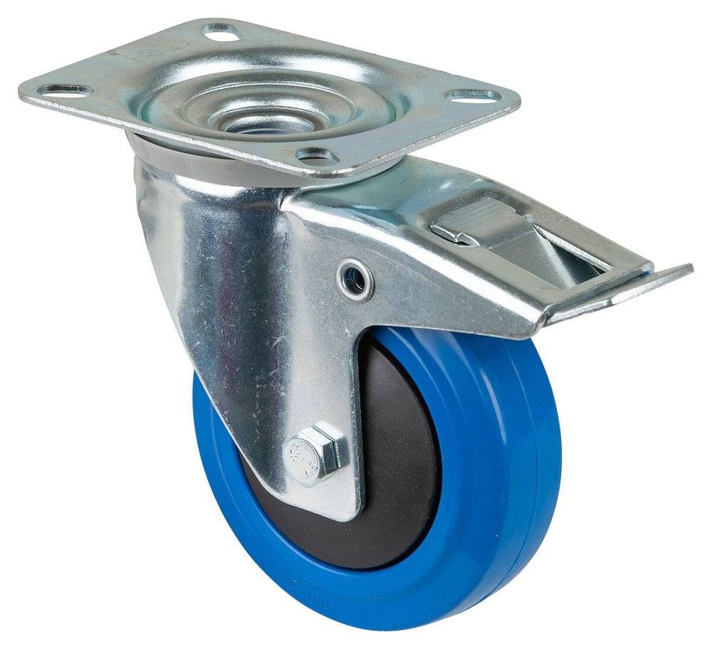 Ein Metallschwenklenkrolle mit einem blauen Gummireifen, geeignet für Wagen oder Karren, Seitenansicht mit Montageplatten und Rad.