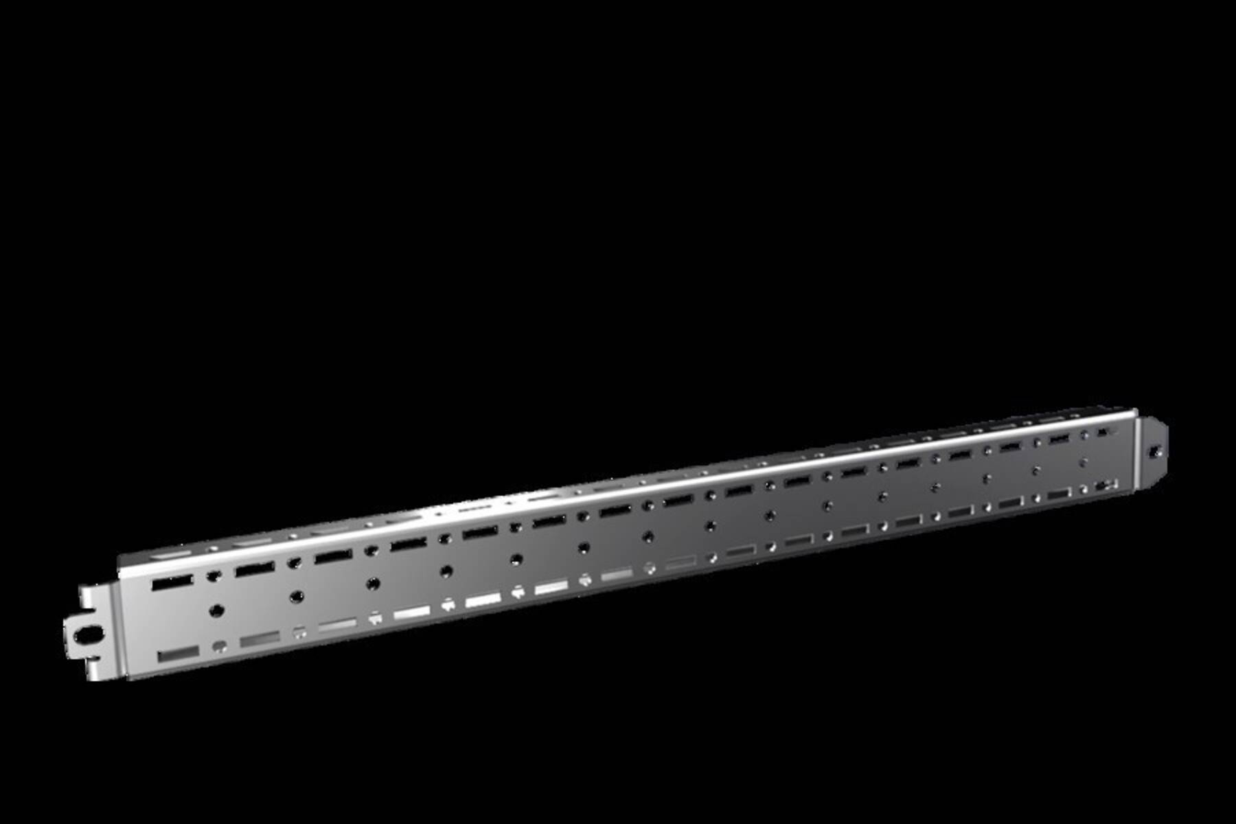 Lange silberne Metall-Rackmontageschiene mit Schlitzen und Montagelöchern, isoliert auf schwarzem Hintergrund dargestellt.