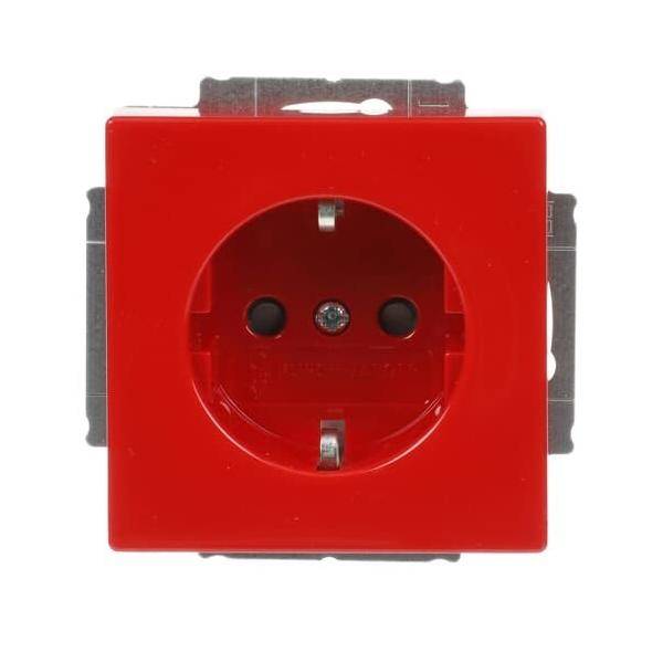 Eine rote elektrische Steckdose mit zwei kreisrunden Stiftelöchern und einem Erdungsschlitz, eingebettet in einen quadratischen Rahmen.