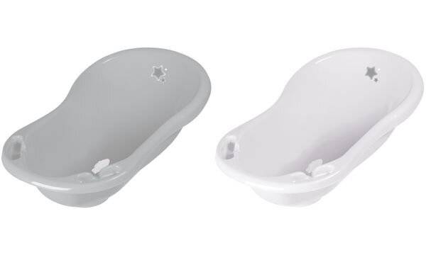 Zwei weiße Babybadewannen werden nebeneinander auf einem einfarbigen Hintergrund gezeigt, wobei eine Badewanne ein Sternenmuster im Inneren aufweist.