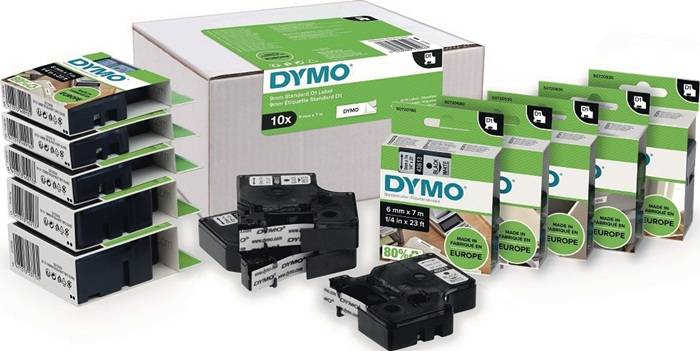 Assortierte DYMO-Etikettendruckerkassetten und Klebebänder, einschließlich einer 10er-Pack-Box und mehrerer grün-weißer Nachfüllungen auf weißem Hintergrund.