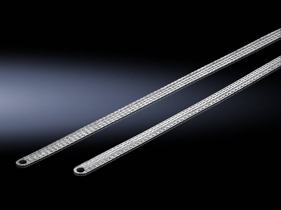 Ein langer, strukturierter Metallriemen mit einem Loch an einem Ende, vor einem schwarzen Hintergrund.
