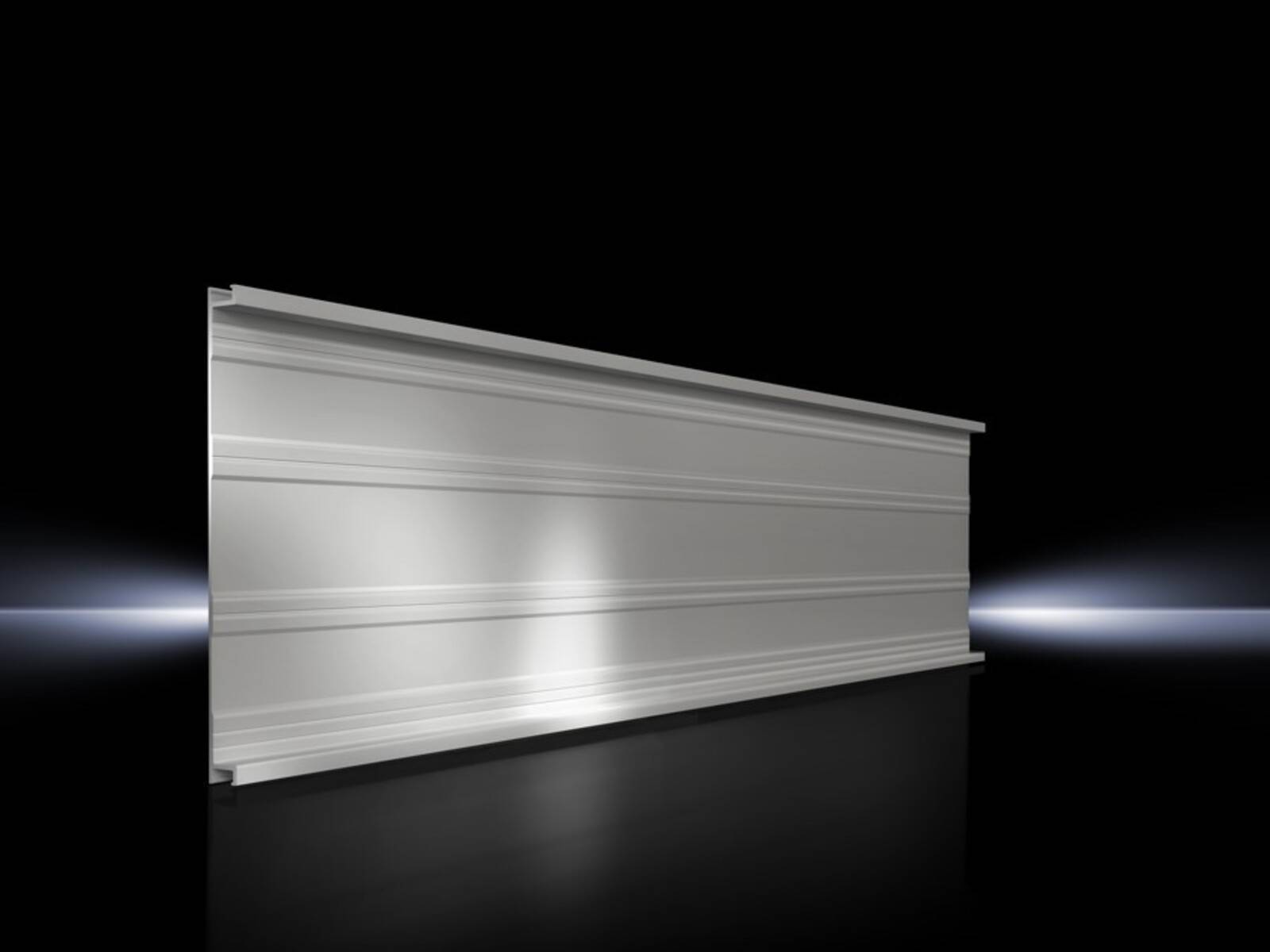 Ein schlankes, silbernes Metallsegment mit horizontalen Rillen, das von einem weichen Scheinwerfer beleuchtet wird, vor einem schwarzen Hintergrund.