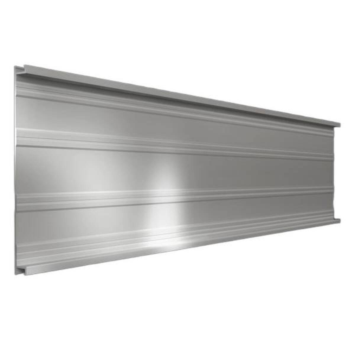 Silbernes wellblech-wandpanel in schräglage auf weißem hintergrund.