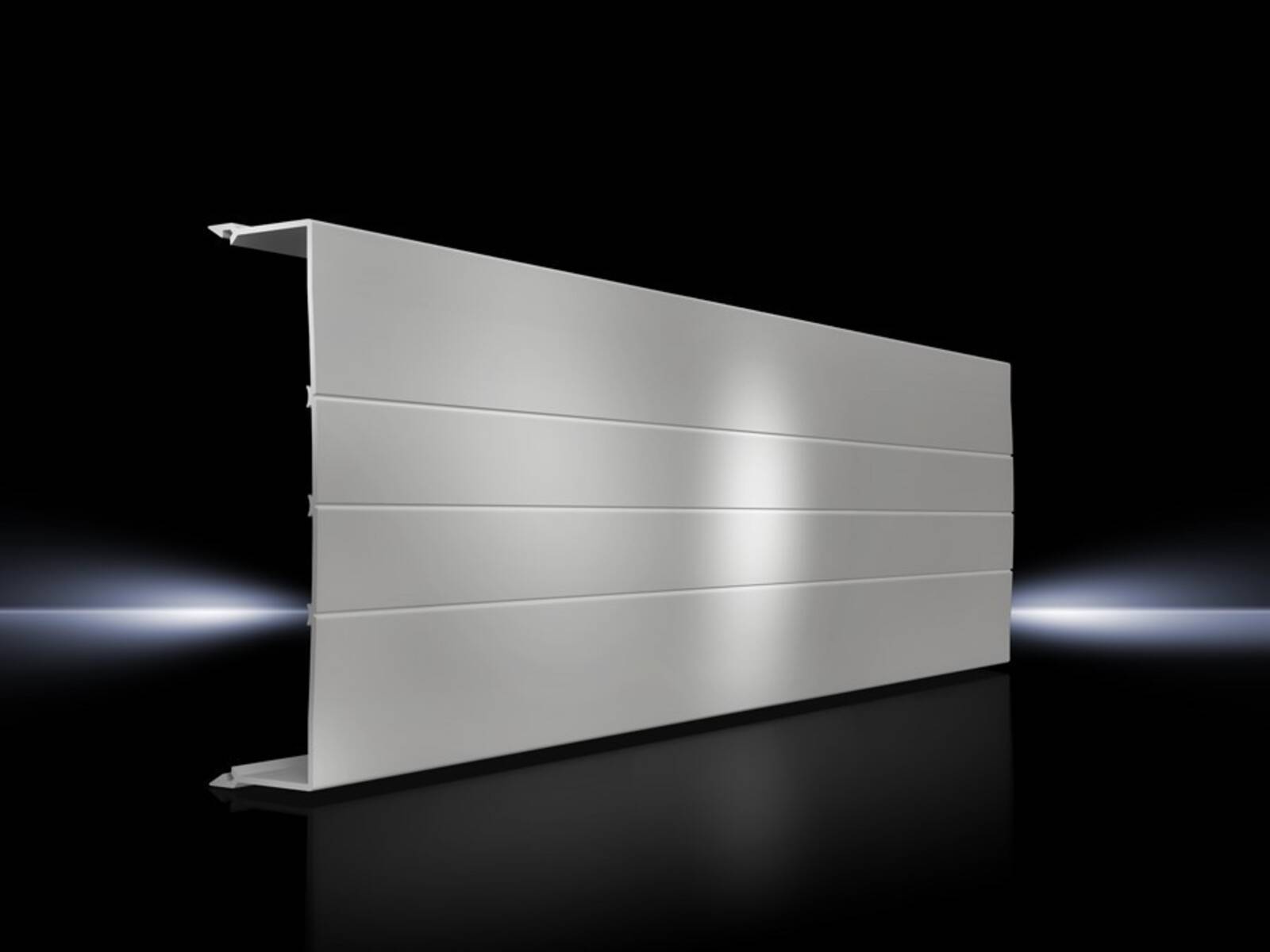 Silbernes Metallfach mit mehreren horizontalen Lamellen, in Perspektivansicht vor einem schwarzen Hintergrund präsentiert, subtil das Licht reflektierend.