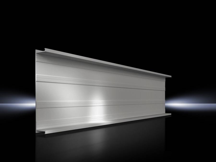 Ein Stahlträger in Form eines I-Profils in einem dunklen, reflektierenden Raum, wobei Licht von beiden Enden abstrahlt und seine metallische Struktur und Kanten hervorhebt.