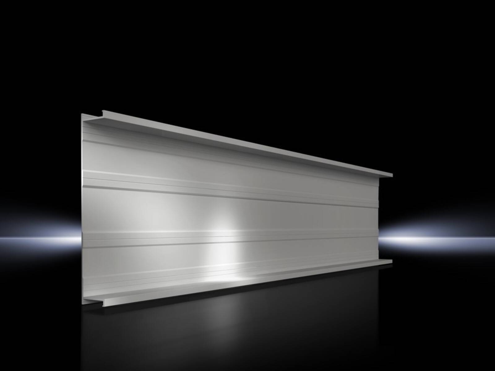 Ein Metallträger mit glänzender Oberfläche, der das Licht reflektiert, horizontal vor einem dunklen Hintergrund positioniert, der seine Struktur veranschaulicht.