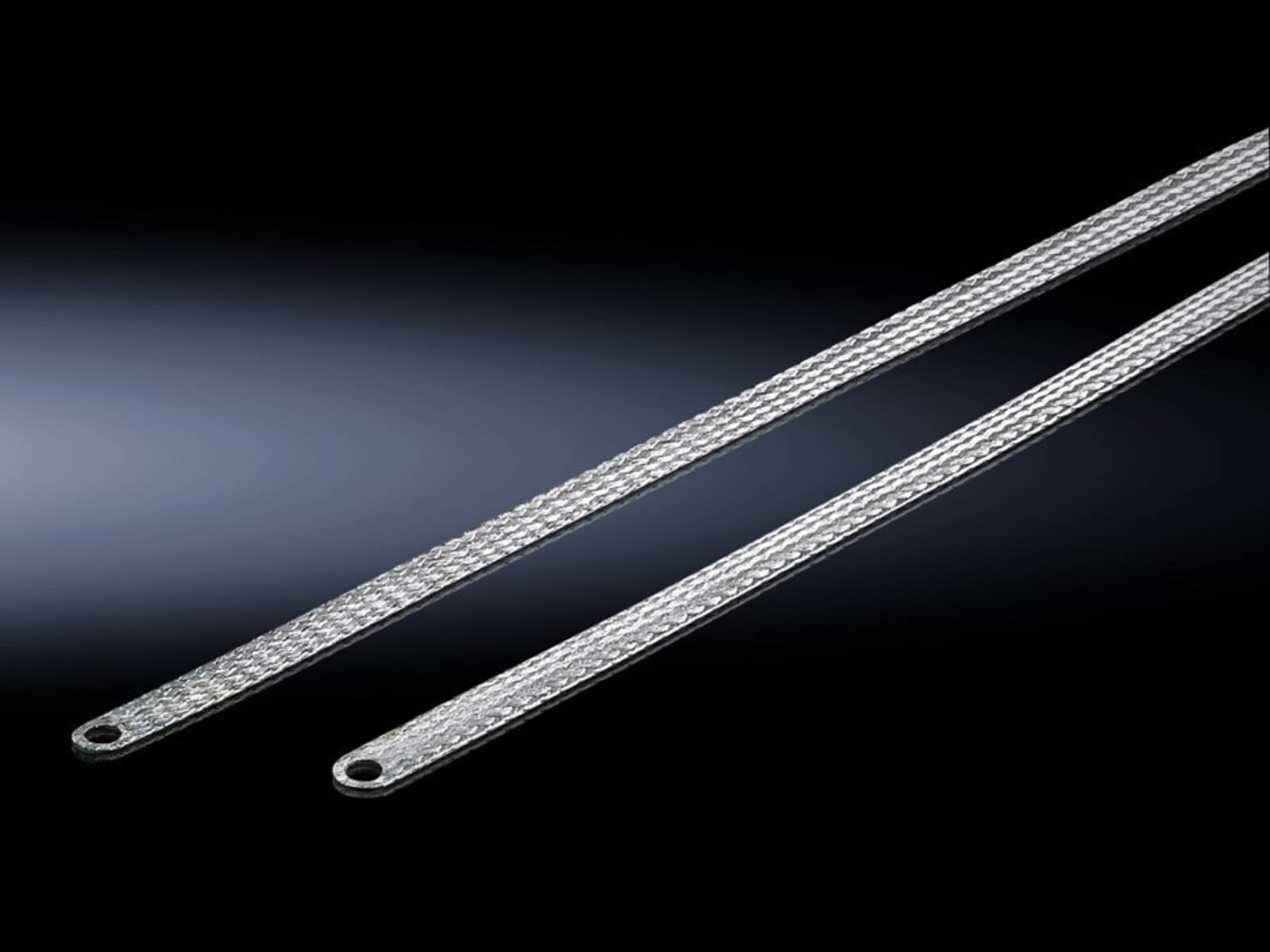 Zwei silberne, strukturierte Metallstangen auf schwarzem Hintergrund, wobei jede Stange an einem Ende ein Loch aufweist, diagonal und parallel angeordnet.