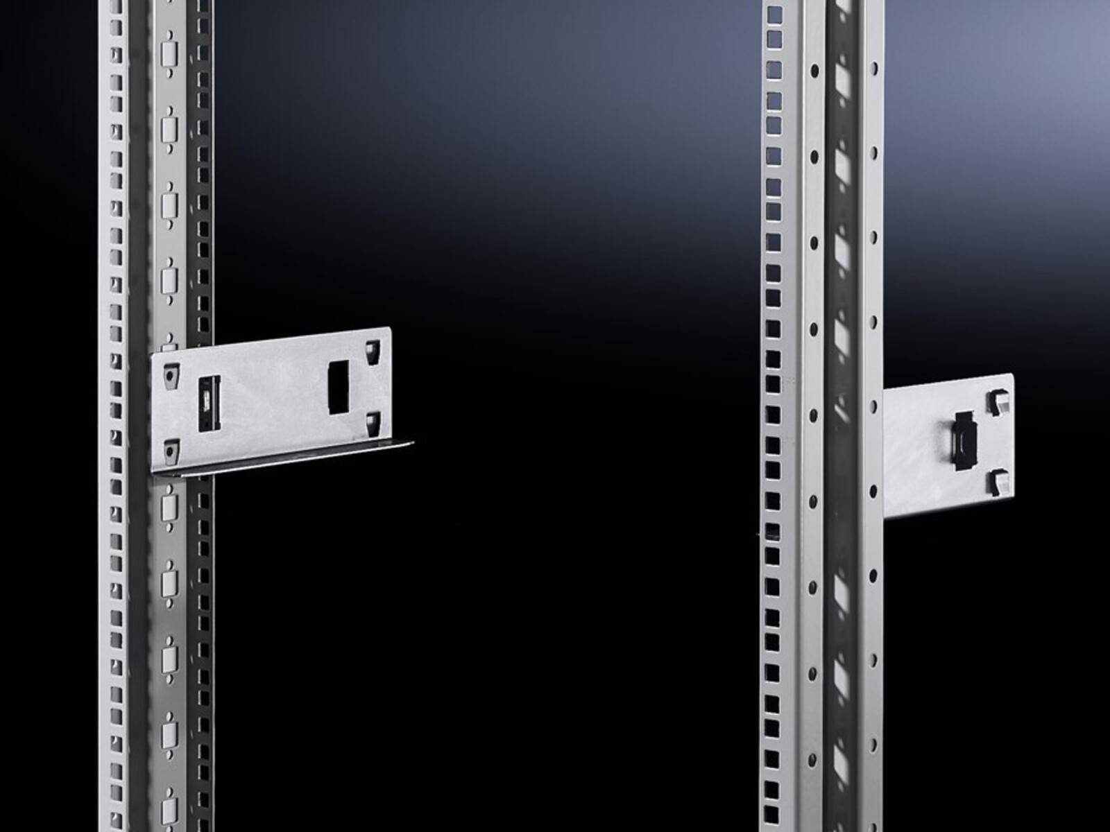 Nahaufnahme eines metallischen Servergestell-Rahmens mit Montagesienen und Schlitzen, vor einem schwarzen Hintergrund positioniert, geeignet für IT-Ausrüstung.