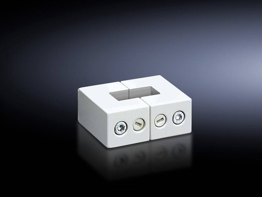 Eine weiße, U-förmige Hardwarebefestigung mit zwei sichtbaren Schrauben, konstruiert zum Zusammenbau von Teilen, vor einem schwarzen Hintergrund.