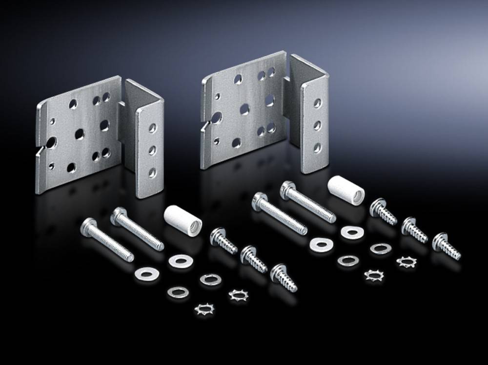 Metallklammern, Schrauben, Unterlegscheiben und Abstandshalter, die auf einer dunklen Oberfläche angeordnet sind, höchstwahrscheinlich Hardwarekomponenten für Montage- oder Reparaturaufgaben.
